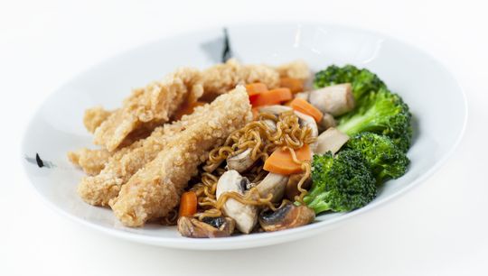 Bilde av sprøstekt kylling med nudler og grønnsaker