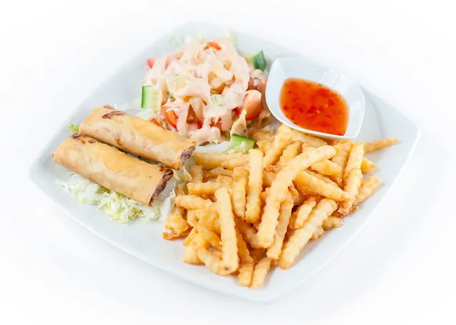 Bilde av vårruller med pommes frites, salat, og sursøt saus