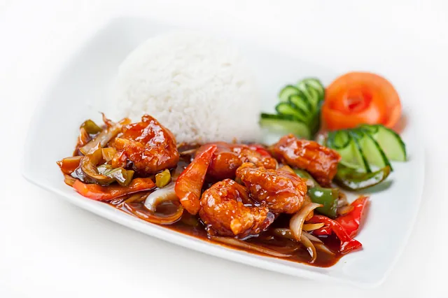 Bilde av kongereker i pekingsaus med ris og grønnsaker